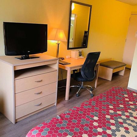 Super 8 By Wyndham Gloucester Gloucester City Extérieur photo