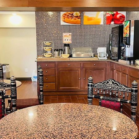 Super 8 By Wyndham Gloucester Gloucester City Extérieur photo