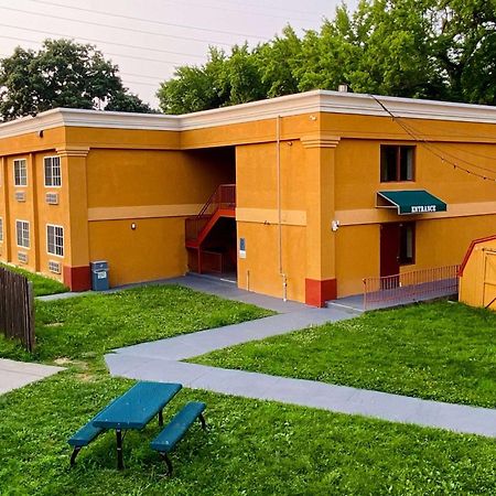 Super 8 By Wyndham Gloucester Gloucester City Extérieur photo