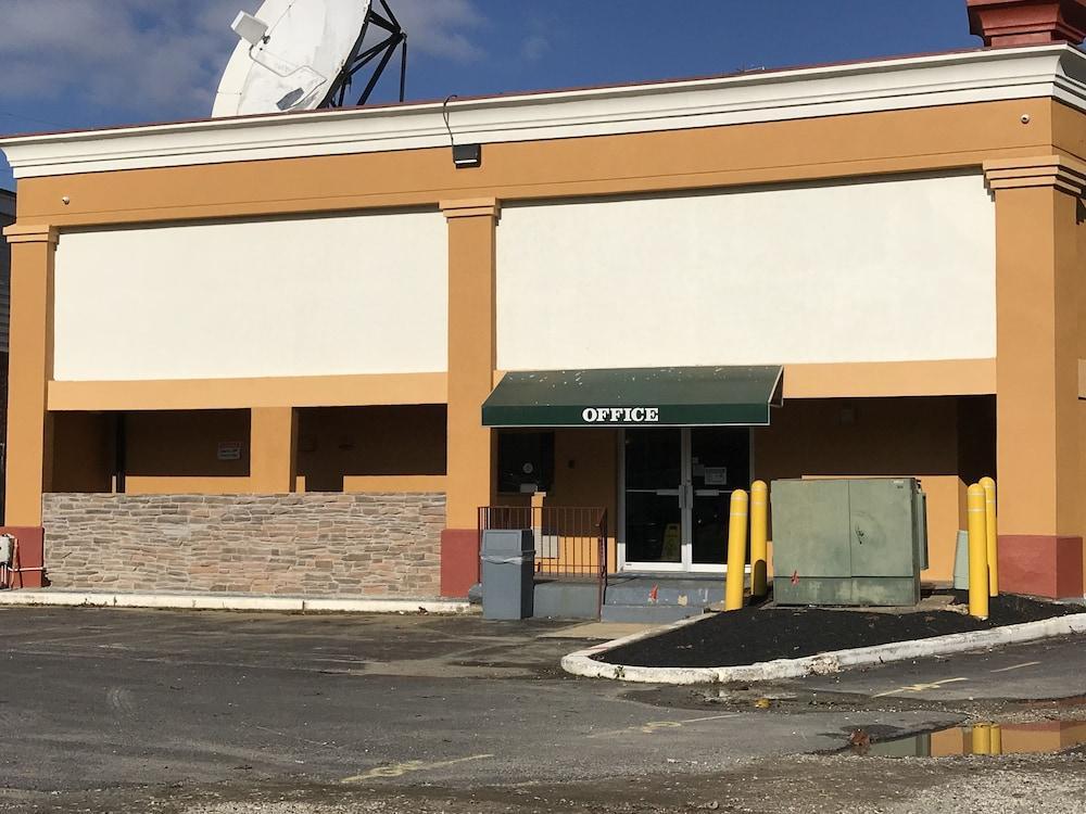 Super 8 By Wyndham Gloucester Gloucester City Extérieur photo