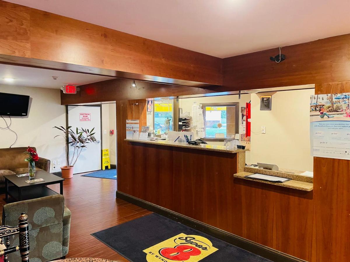 Super 8 By Wyndham Gloucester Gloucester City Extérieur photo