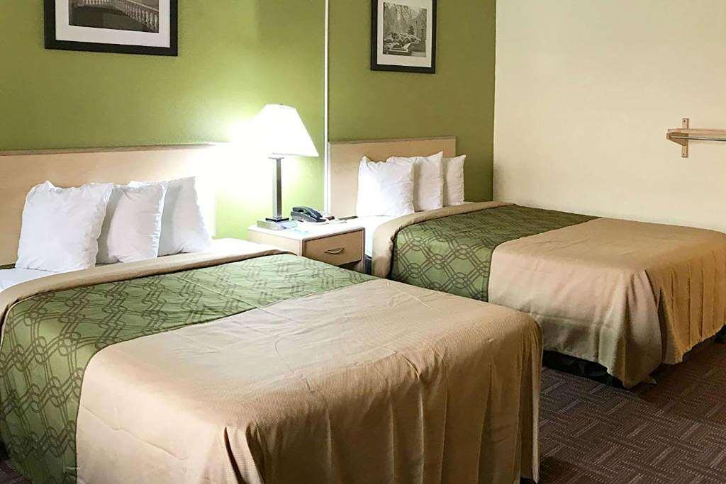 Super 8 By Wyndham Gloucester Gloucester City Chambre photo