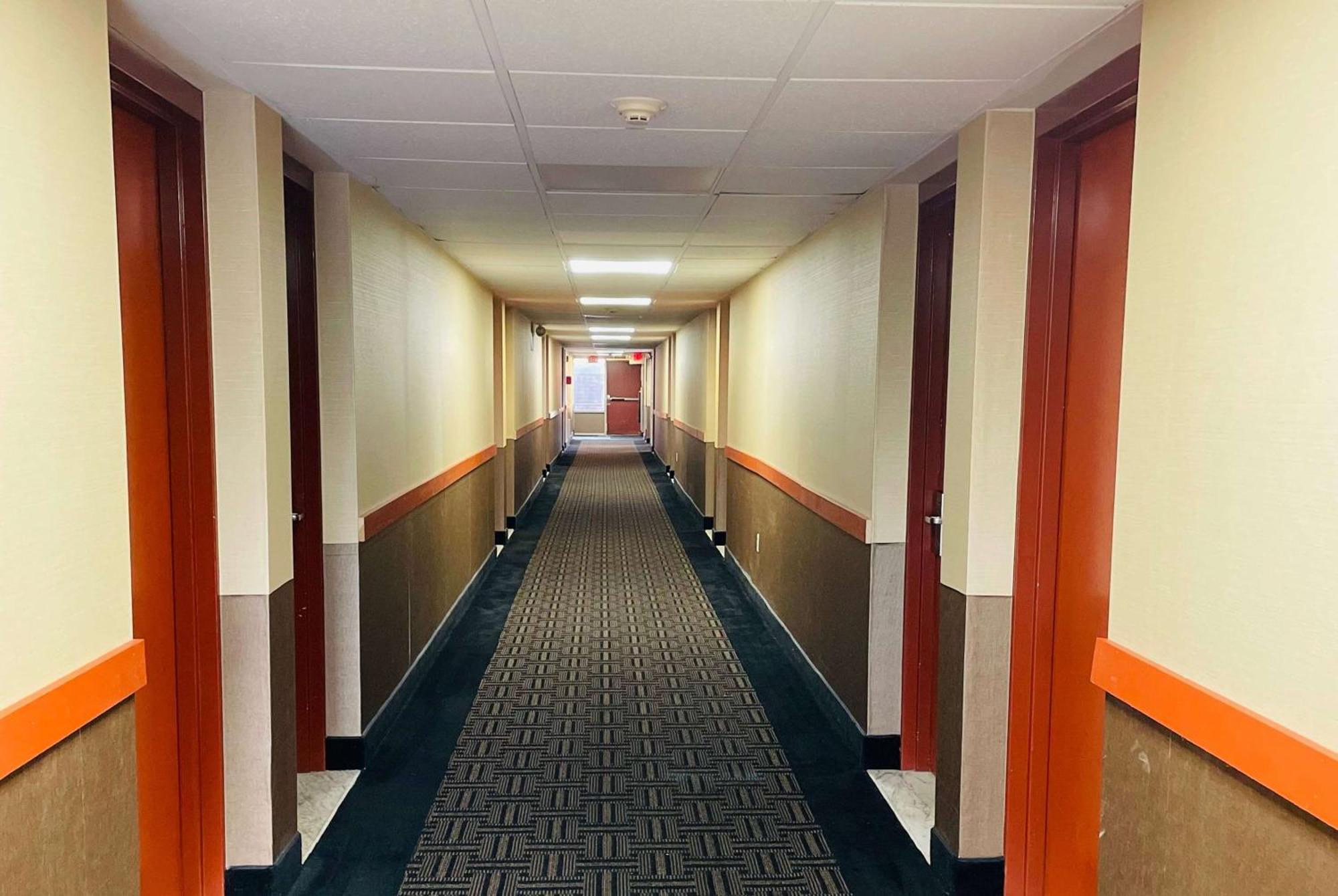 Super 8 By Wyndham Gloucester Gloucester City Extérieur photo
