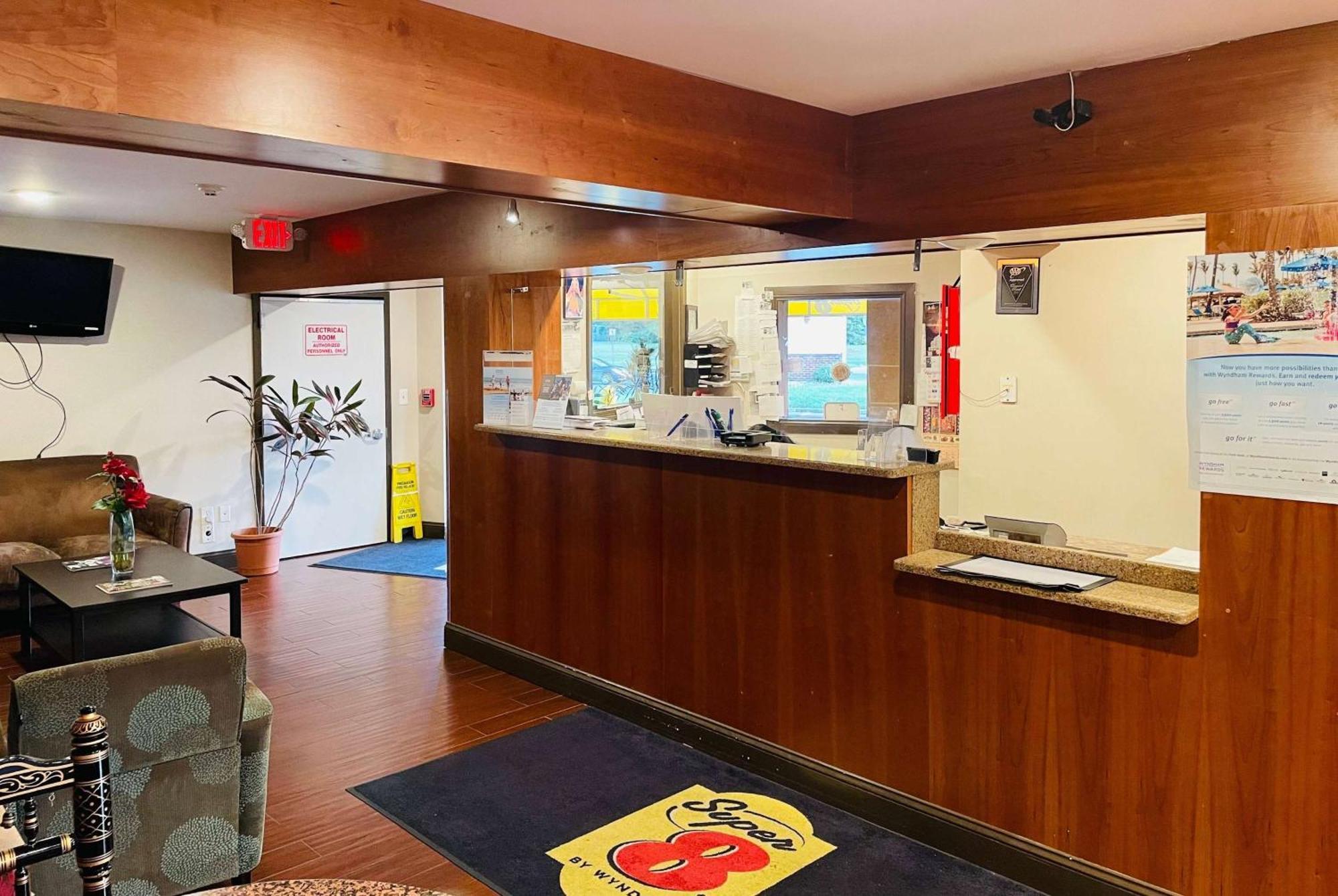 Super 8 By Wyndham Gloucester Gloucester City Extérieur photo