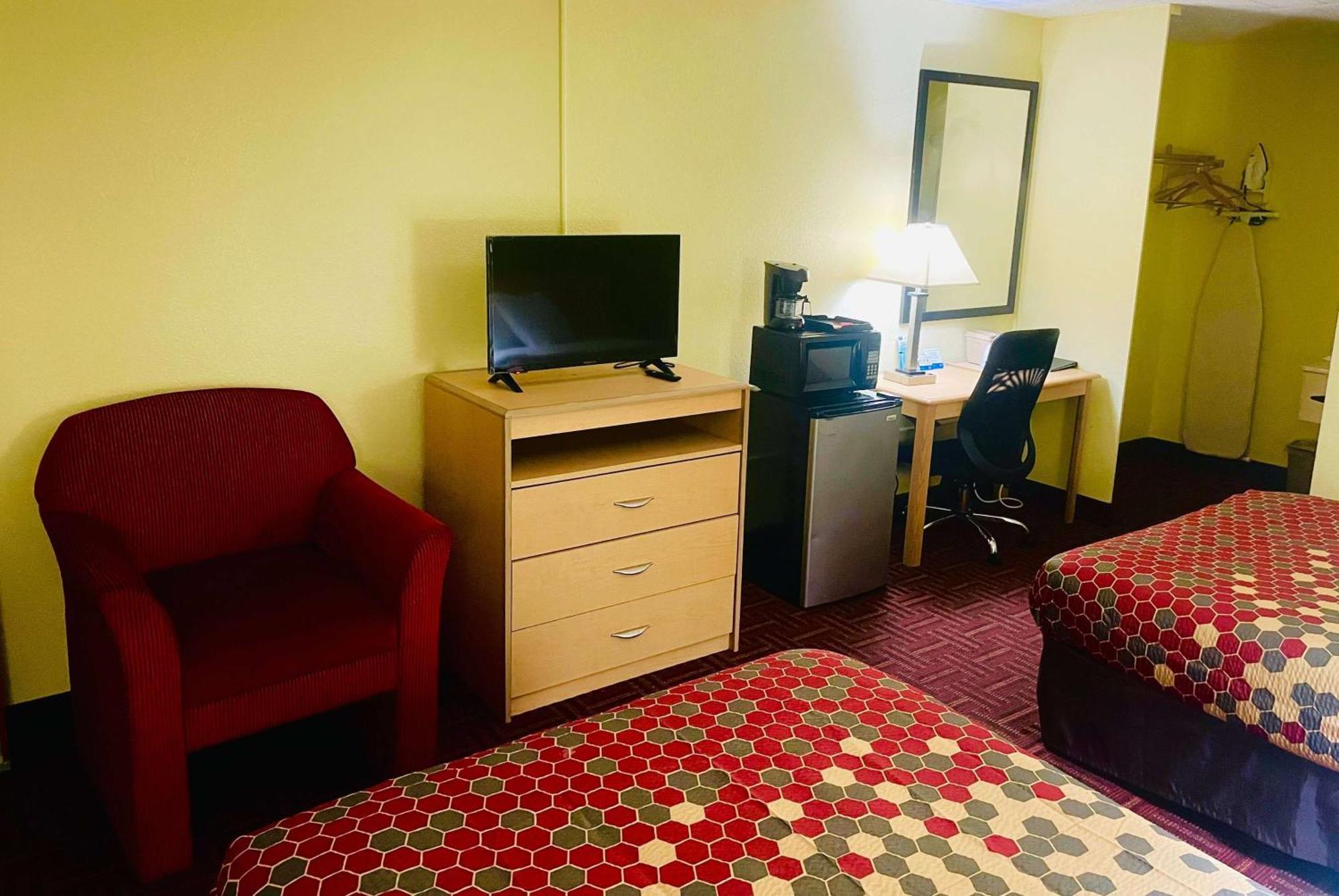 Super 8 By Wyndham Gloucester Gloucester City Extérieur photo