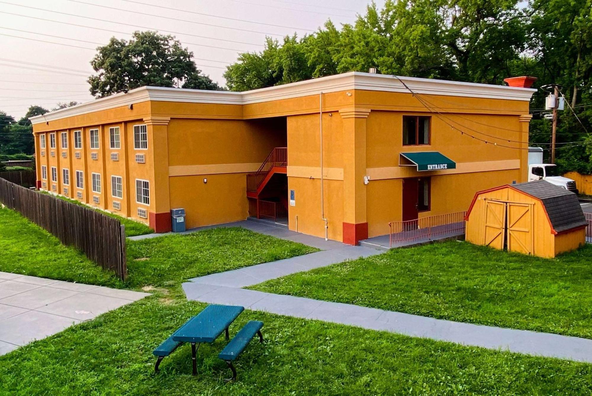 Super 8 By Wyndham Gloucester Gloucester City Extérieur photo