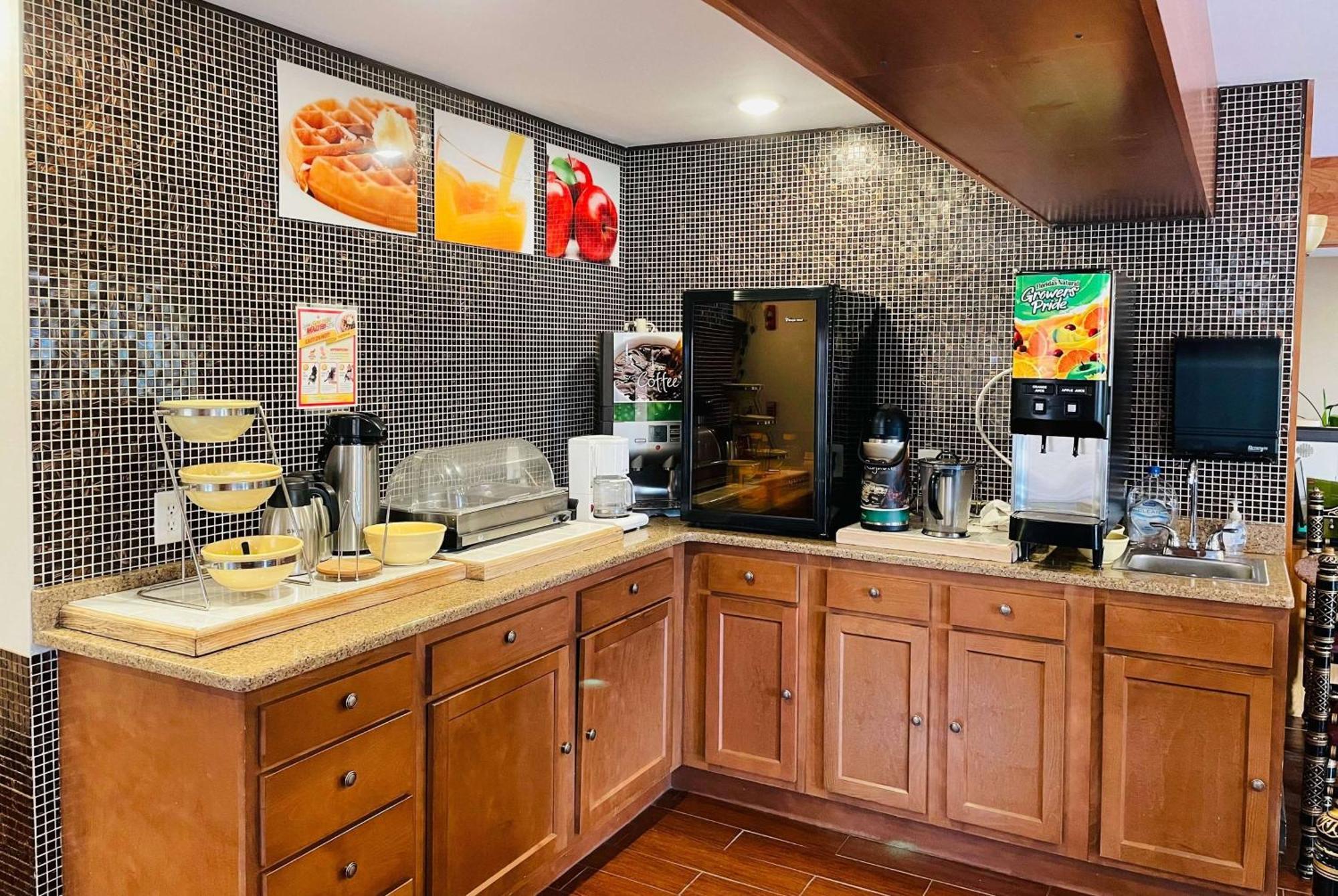 Super 8 By Wyndham Gloucester Gloucester City Extérieur photo