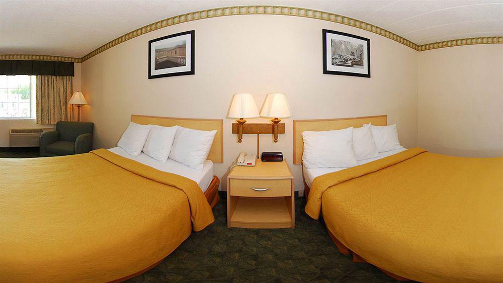Super 8 By Wyndham Gloucester Gloucester City Extérieur photo